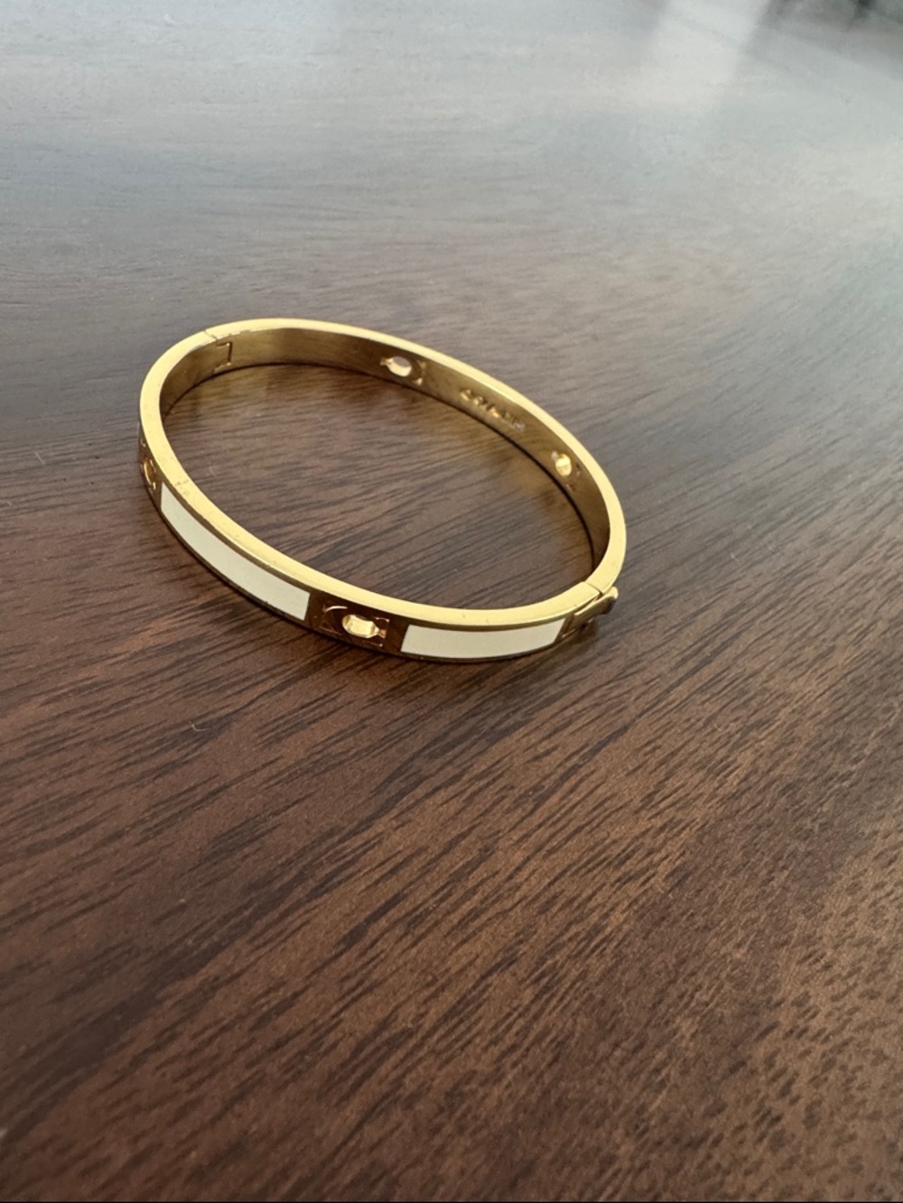 Gold Tone Hinged Bangle Bracelet - Women Jewelry Brand new - Picture 3 of 5